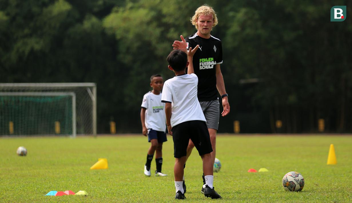 <p>Pelatih Borussia Academy Indonesia, Philip Stegert melakukan tos saat Launching Borussia Academy di Deutsche Schule Jakarta, BSD, Tangerang, Sabtu (03/06/2023). (Bola.com/Bagaskara Lazuardi)</p>