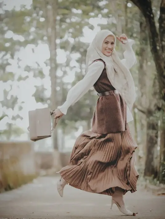 <p>Tampil feminin dan cheerful, Alyssa Soebandono memadukan sleeveless pleated dress dengan kemeja putih. Untuk aksen yang membuatnya tampil dewasa, ia menggunakan belt.</p>