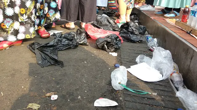 Sampah berserakan di Masjid Istiqlal usai salat Idul Fitri. (Liputan6.com/Ika Defianti)