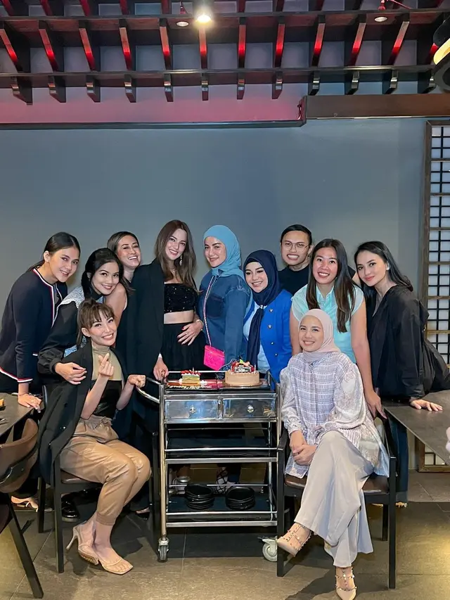 Titi Kamal kumpul bareng Geng Cendol di resto milik ayu Dewi (Foto: Instagram mrsayudewi)