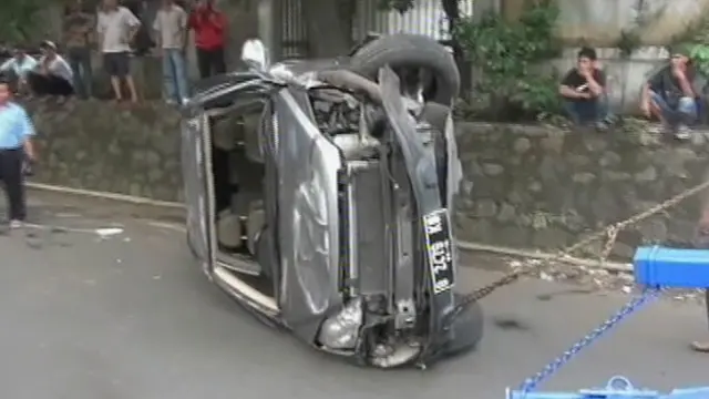 Ugal-Ugalan, Sebuah Mobil Terbalik