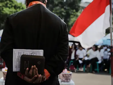 Seorang pendeta memimpin pelaksanakan ibadah peringati hari Paskah di depan Istana Negara, Jakarta, Minggu (27/3/2016). Mereka meminta pemerintah untuk memberikan solusi bagi permasalahan tempat ibadah mereka. (Liputan6.com/Faizal Fanani)