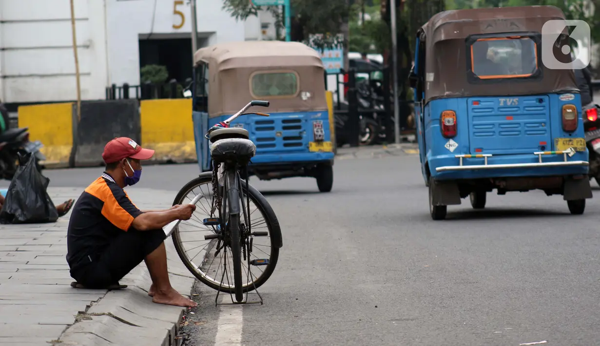 Pengojek sepeda menunggu penumpang di kawasan Kota Tua, Jakarta, Selasa (21/4/2020). Penghentian sementara aktivitas sebagian besar pertokoan dan perkantoran seiring pelaksanaan WFH dan PSBB berimbas pada sulitnya pengojek sepeda mencari penumpang. (Liputan6.com/Helmi Fithriansyah)