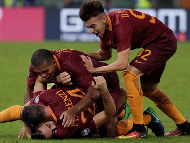 Para pemain AS Roma, merayakan gol Kostas Manolas  saat melawan Inter Milan pada lanjutan Serie A Italia di Stadion Olympico, Roma, Senin (3/10/2016) dini hari WIB. (REUTERS/Max Rossi)