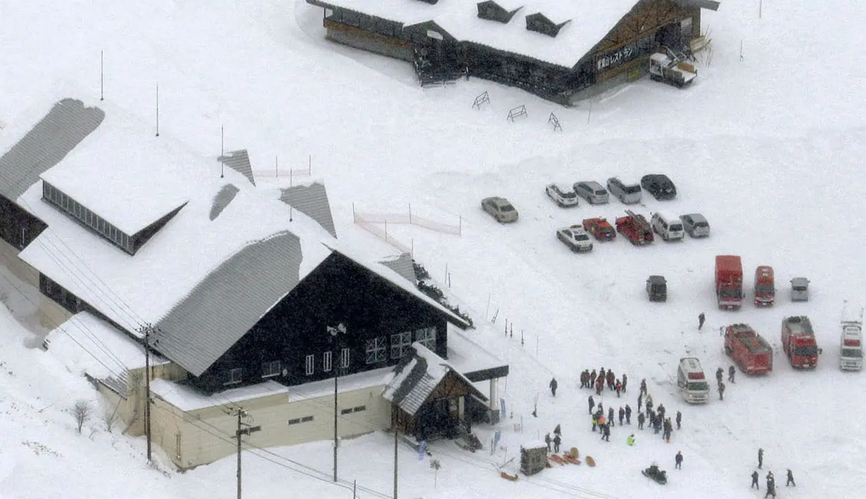 Truk pemadam kebakaran dan ambulans diparkir di sebuah resor ski usai letusan Gunung Kusatsu-Shirane di Kusatsu, Prefektur Gunma, Jepang, Selasa (23/1). Badan Meteorologi Jepang (JMA) membenarkan letusan gunung berapi tersebut. (Suo Takekuma/Kyodo via AP)