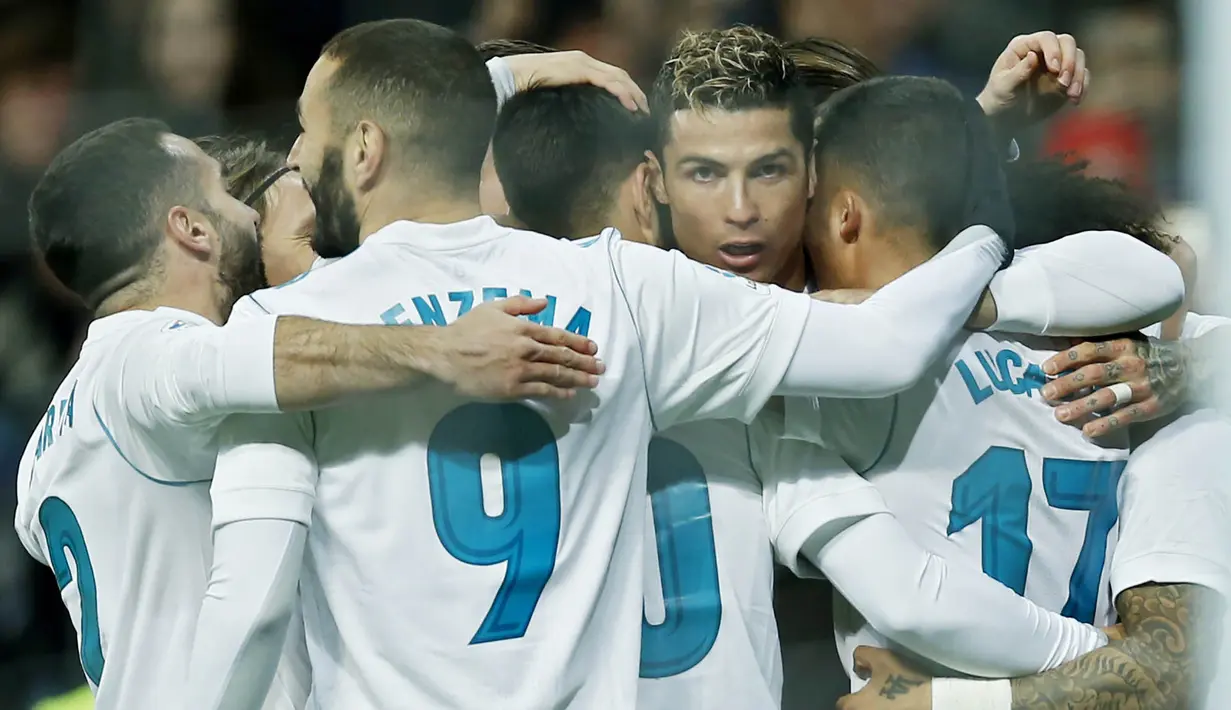 Para pemain Real Madrid merayakan gol yang dicetak Cristiano Ronaldo ke gawang Real Sociedad pada laga La Liga di Stadion Santiago Bernabeu, Sabtu (10/2/2018). Real Madrid menang 5-2 atas Real Sociedad. (AP/Francisco Seco)
