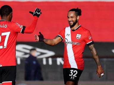 Pemain Southampton, Theo Walcott dan Ibrahima Diallo, merayakan kemenangan atas Arsenal pada laga Piala FA di Stadion St Mary, Sabtu (23/1/2021). Arsenal tumbang dengan skor 1-0. (AFP/Ben Stansall)