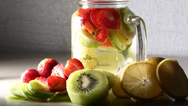 [Bintang] 4 Gerakan Olahraga yang Bisa Dilakukan Pemalas Sambil Nonton TV