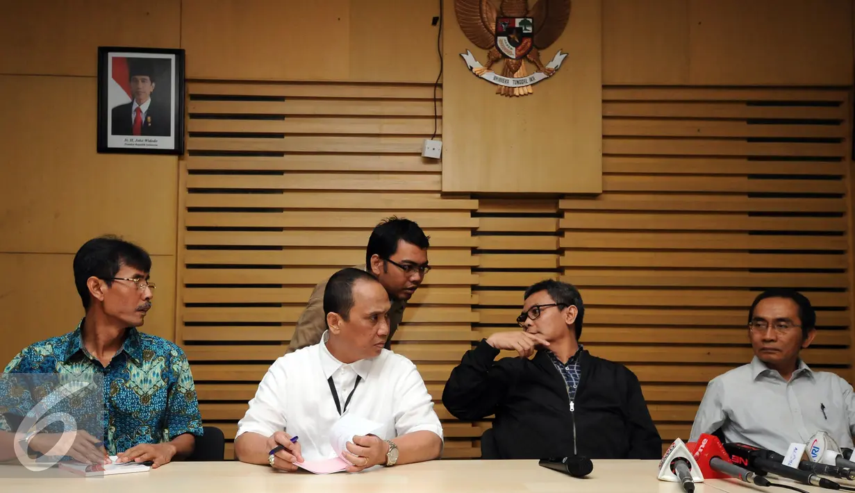 Plt Komisioner KPK, Johan Budi SP (kedua kanan) berbincang dengan stafnya jelang jumpa pers terkait operasi tangkap tangan pejabat Pemerintah Kabupaten Musi Banyuasin di gedung KPK Jakarta, Sabtu (20/6/2015). (Liputan6.com/Helmi Fithriansyah)