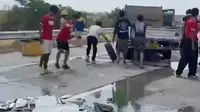 Ikan Berceceran di Tol Pemalang, Aksi Pemain Bola Ini Tidak Terduga