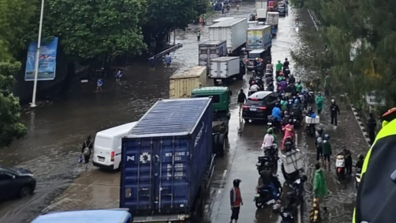 Banjir yang terjadi di Jakarta pada Minggu (18/1/2026) akibat hujan yang terjadi sejak Sabtu 17 Januari 2026 malam.