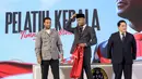 Pelatih kepala baru Timnas Indonesia, Patrick Kluivert (tengah) bersama ketua umum PSSI, Erick Thohir (kanan) dan asisten pelatih baru Timnas Indonesia, Denny Lanzaat pada acara konferensi pers mengenai perkenalan pelatih baru Timnas Indonesia di Hotel Mulia, Senayan, Jakarta, Minggu (12/01/2025). (Bola.com/Bagaskara Lazuardi)