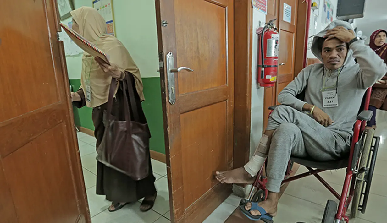 Alfin Tuasalamony didampingi oleh kerabatnya saat menjalani kontrol di R.S Cipto Mangunkusumo, Jakarta. (Bola.com/Peksi Cahyo)