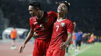 Selebrasi pemain Timnas Indonesia U-22, Rizky Ridho Ramadhani (kiri) dan Marselino Ferdinan setelah terjadinya gol kedua ke gawang Thailand yang dicetak Ramadhan Sananta pada laga final cabor sepak bola SEA Games 2023 di National Olympic Stadium, Phnom Penh, Kamboja, Selasa (16/5/2023). (Bola.com/Abdul Aziz)