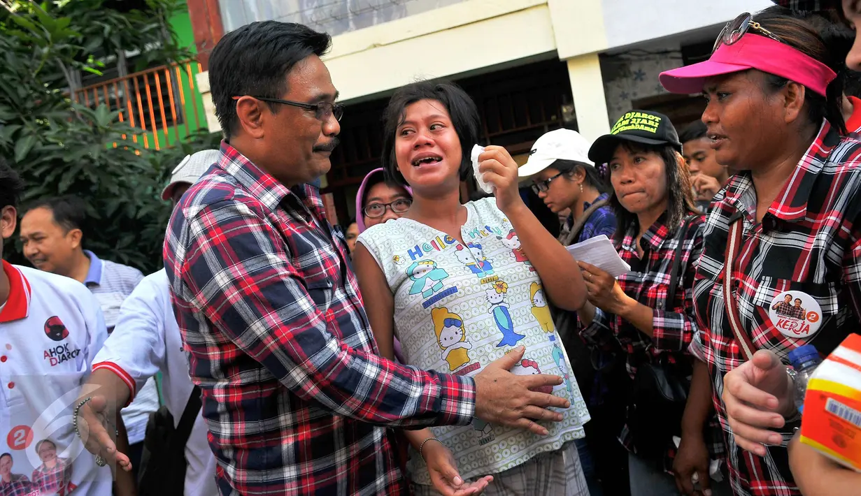 Cagub DKI Jakarta Djarot Saiful Hidayat berbincang dengan seorang ibu hamil saat melakukan blusukan di Kebon Bawang, Jakarta Utara, Sabtu (26/11). Dalam blusukannya tersebut, Djarot menjelaskan mengenai program KJP. (Liputan6.com/Angga Yuniar)