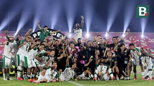 Foto: Final Dramatis! Persebaya Angkat Trofi Piala Presiden 2026 Usai Kalahkan Persib Lewat Adu Penalti