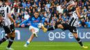 <p>Pemain Napoli, Piotr Zielinski mencetak gol ke gawang Udinese pada laga lanjutan Liga Italia 2022/2023 di Diego-Maradona Stadium, Napoli, 12 November 2022. Zielinski menjadi salah satu pemain senior yang memiliki kontribusi besar dalam kesuksesan Napoli mengakhiri penantian 33 tahun gelar Serie A. Gelandang Polandia tersebut mampu tampil kreatif dan menciptakan banyak assist. (AFP/Tiziana Fabi)</p>