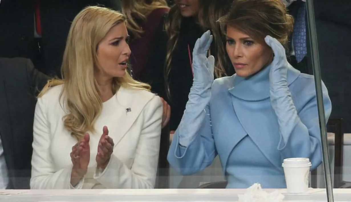 Gaya berbusana Melania Trump saat itu kabarnya juga dikenakan oleh Jacqueline Kennedy ketika John F. Kennedy bertugas di tahun 1961. (doc.dailymail.com)