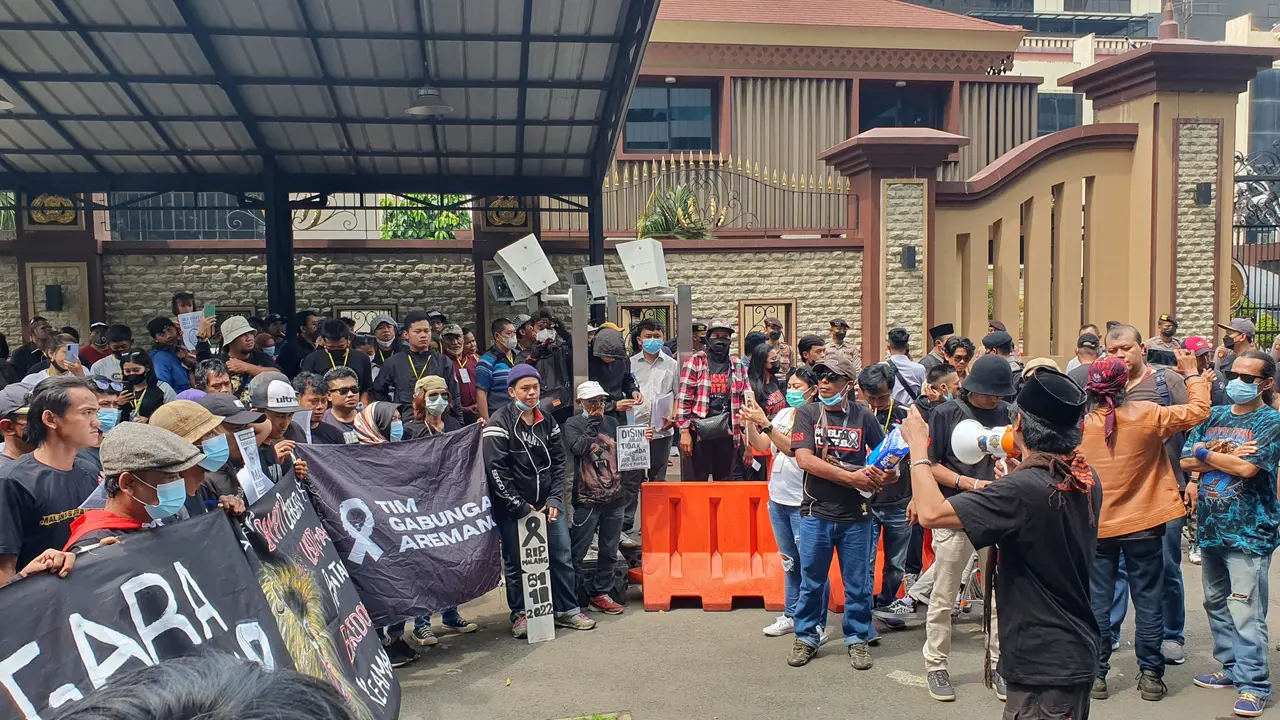 Ratusan Aremania Geruduk Mabes Polri Tuntut Keadilan Atas Tragedi Kanjuruhan