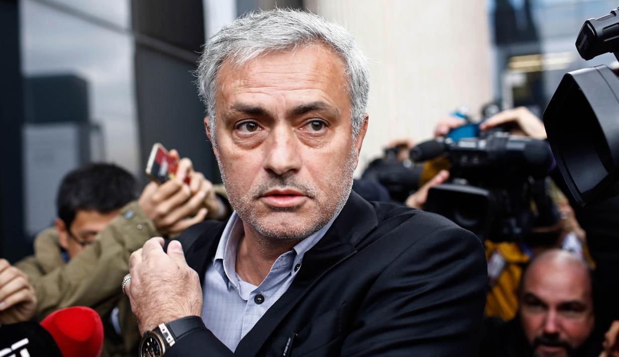 Manajer Manchester United, Jose Mourinho, bersiap menjalani sidang di Gedung Pengadilan Madrid, Jumat (3/11/2017). Pria asal Portugal itu menjalani sidang terkait dugaan penggelapan pajak saat masih melatih Real Madrid. (AFP/Oscar Del Pozo)
