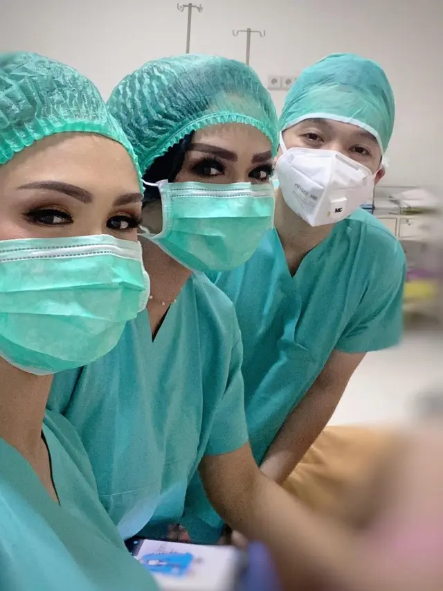 6 Momen Yuni Shara dan Krisdayanti Damping Sang Adik Melahirkan, Jadi Kakak Siaga