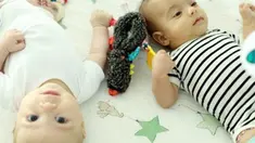 Orang tua dari 2 bayi kembar berusia 14 minggu ini membagikan goodie bag yang berisikan permen dan penutup kuping  bagi para penumpang di dalam pesawat.