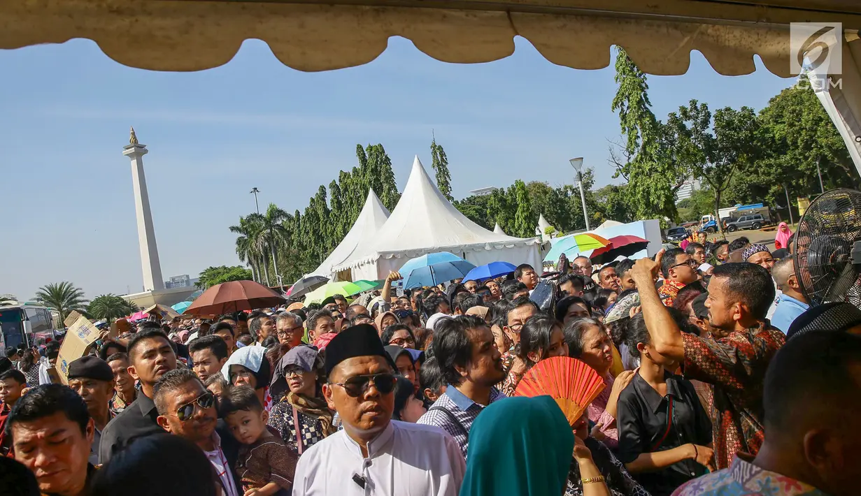 Warga mengantre di kawasan Silang Monas, untuk mengikuti Open House Jokowi di Istana Kepresidenan, Jakarta Rabu (5/6/2019). Meski tempatnya terbatas, Presiden Jokowi menggelar Open House yang dibagi dua sesi bagi pejabat negara dan masyarakat. (Liputan6.com/HO/Grandy)