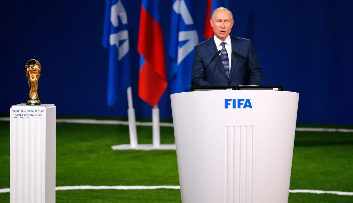 Presiden Rusia Vladimir Putin memberi sambutan dalam kongres FIFA di Moskow, Rusia, Rabu (13/6). Amerika Serikat, Meksiko, dan Kanada serius mengajukan diri jadi tuan rumah bersama pada Piala Dunia 2018. (AP Photo/Alexander Zemlianichenko)