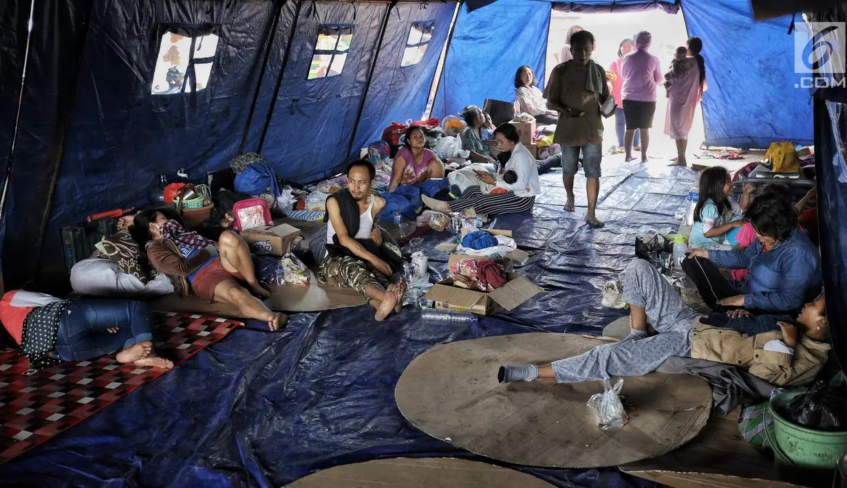 Warga beristirahat di tenda paska kebakaran di permukiman kumuh di RW 02 Kampung Walang, Lodan Raya, Jakarta, Minggu (25/8). Tak hanya rumah semi permanen, sejumlah alat rumah tangga dan lainnya hangus terbakar. (Liputan6.com/Faizal Fanani)