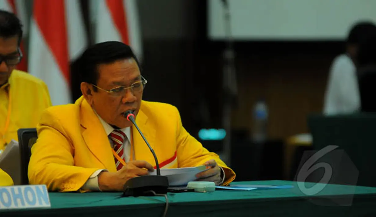 Ketua umum Golkar versi Munas Ancol Agung Laksono, yang bertindak sebagai pemohon hadir dalam sidang konflik Partai Golkar di kantor DPP Partai Golkar, Rabu (11/2/2015). (Liputan6.com/Faisal R Syam)