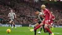 Hugo Ekitike mencetak gol pertamanya di laga Liverpool vs Newcastle di pekan ke-24 Liga Inggris 2025/2026 di Anfield, Minggu (01/02/2026) dini hari WIB. (AP Photo/Jon Super)