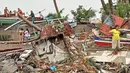 Penduduk mengecek kerusakan akibat hujan lebat dan banjir di Kota Oroquieta, Misamis Occidental (27/12/2022). Korban tewas akibat banjir di Filipina telah meningkat menjadi 25 orang, kata para pejabat pada 28 Desember, dengan badai diperkirakan akan menurunkan lebih banyak hujan di wilayah selatan dan tengah yang paling terpukul. (Photo by Handout/Angelica Villarta/AFP)