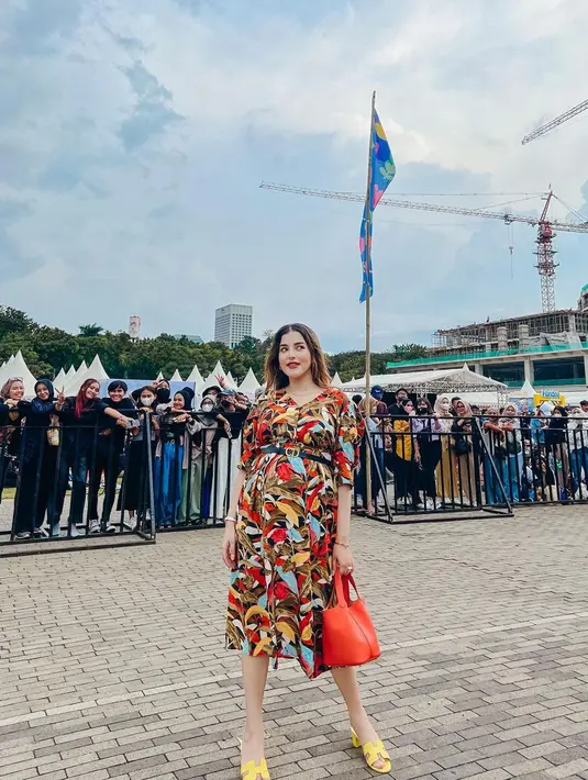 Tampil colorful dan playful? Pilih dress dengan motif yang semarak seperti Tasya Farasya [IG Tasya Farasya]
