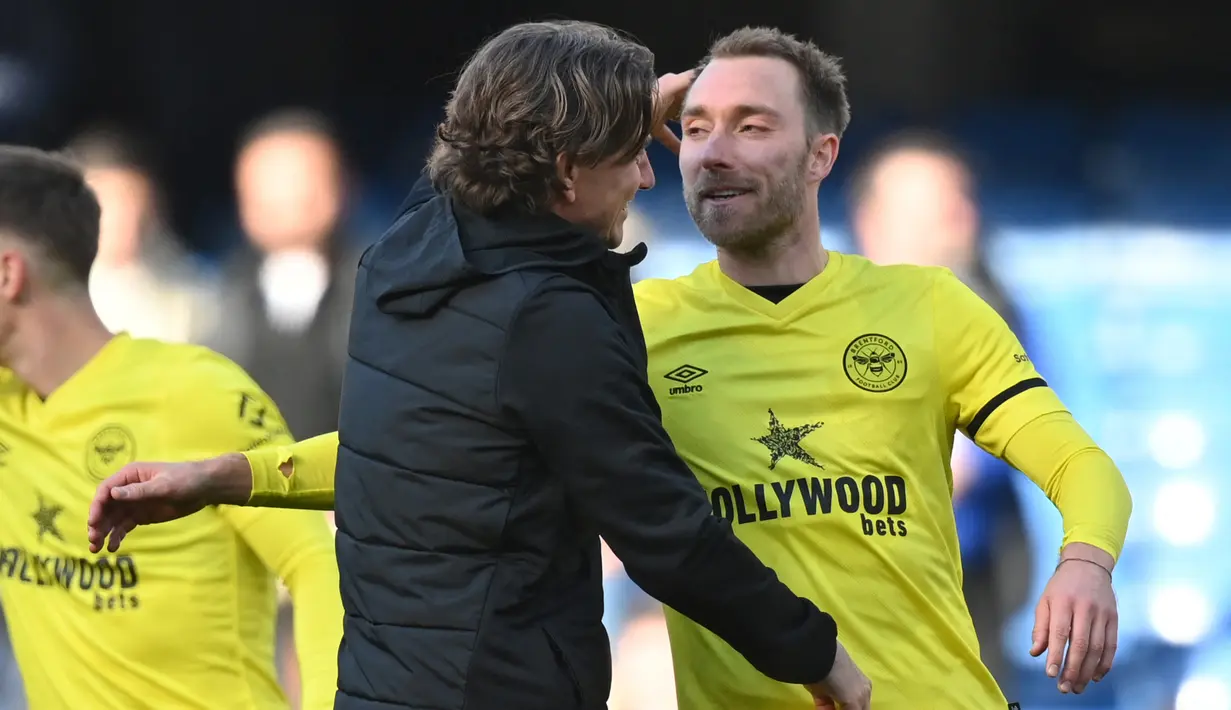 Christian Eriksen. Gelandang serang Denmark berusia 30 tahun ini baru saja didatangkan Manchester United dari Brentford dengan status bebas transfer menjelang bergulirnya muasim 2022/2023 setelah setengah musim membela Brentford. Meski singkat, bersama Brentford ia mampu tampil apik dengan torehan 1 gol dan 4 assist dari total 11 laga dan mampu beradaptasi dengan atmosfir Liga Inggris berkat pengalamannya membela Tottenham Hotspur selama 6,5 musim mulai 2013/2014 hingga 2019/2020. (AFP/Glyn Kirk)