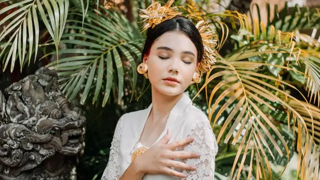 FOTO: Pesona Lea Ciarachel Saat Kenakan Kebaya Adat Bali, Tampil Menawan