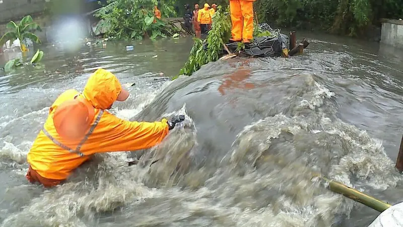 Tanggul di Jatipadang, Jakarta Selatan, jebol.