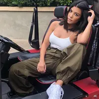 Simak bagaikan celana kargo bisa menjadi tren di kalangan perempuan (Foto: Instagram/Kourtneykardashian)