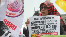 Massa yang tergabung dari berbagai elemen membawa poster saat melakukan aksi unjuk rasa memperingati Hari Buruh Migran Internasional 2018 di depan Istana Merdeka, Jakarta, Selasa (18/12). (Merdeka.com/Imam Buhori)
