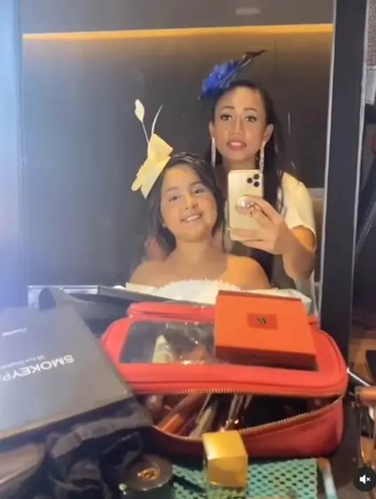 Pada kesempatan ini, Mikhayla tampil menawan sebagai flower girl mengiringi sang mempelai menuju pelaminan. (Foto: Instagram/ Nia Ramadhani Update).