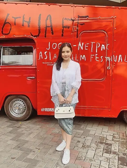 Prilly Latuconsina tampil dengan kebaya putih serasi dengan sneakersnya. Ia memadukannya dengan kain batik sebagai rok. [Instagram/@prillylatuconsina]