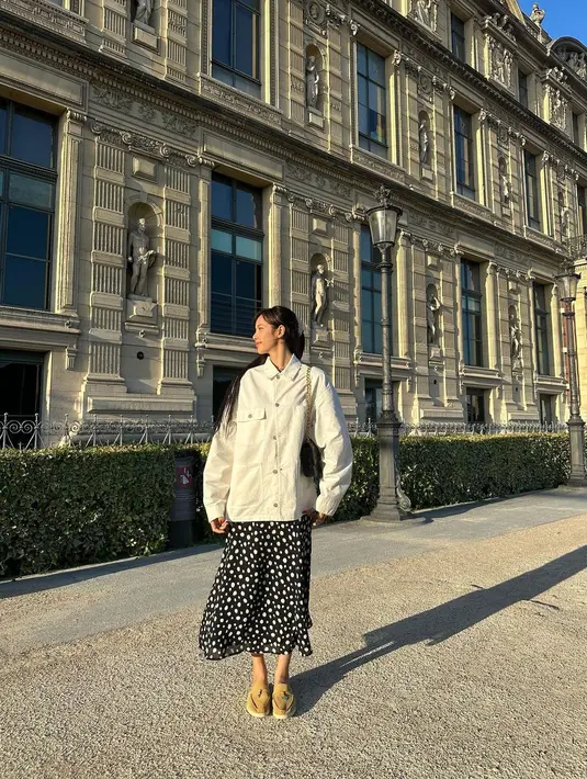 Lisa BLACKPINK padukan dress polkadot dengan coat putih. Melengkapi tampilan monokromnya, Lisa BLACKPINK pilih Celine Chain Shoulder Bag seharga Rp53jutaan. [@@lalalalisa_m]