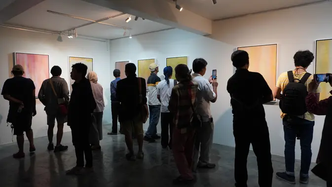 Perupa senior Yogyakarta, Godod Sutejo, 71, menggelar pameran tunggal bertajuk “Manjing” di Kiniko Art Management, kompleks Sarang Building, Kalipakis, Kasihan, Bantul, Yogyakarta, 14-31 Agustus 2024. Ini adalah pameran tunggalnya yang ke-18. Ada sekitar 33 karya lukisan yang dia siapkan.