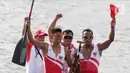 Pasangan Indonesia, Anwar Tara dan Yuda Firmansyah, selebrasi usai menjadi yang tercepat pada SEA Games 2019 cabang kano nomor 1000 meter putra di Subic, Filipina, Jumat (6/12/2019). Pasangan Indonesia berhasil meraih medali emas. (Bola.com/M iqbal Ichsan)