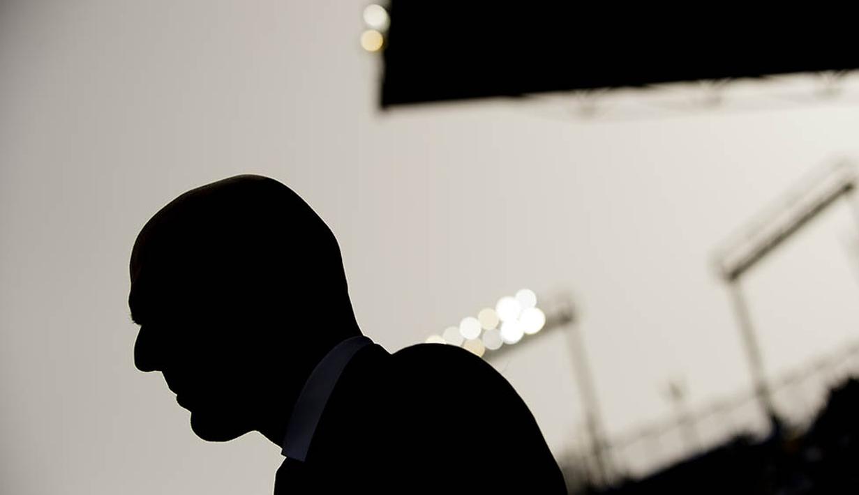 Siluet pelatih Real Madrid, Zinedine Zidane saat laga La Liga Spanyol melawan Malaga di Estadio La Rosaleda, Minggu (21/2/2016). Kedua tim bermain imbang 1-1. (AFP/Jorge Guerrero)  