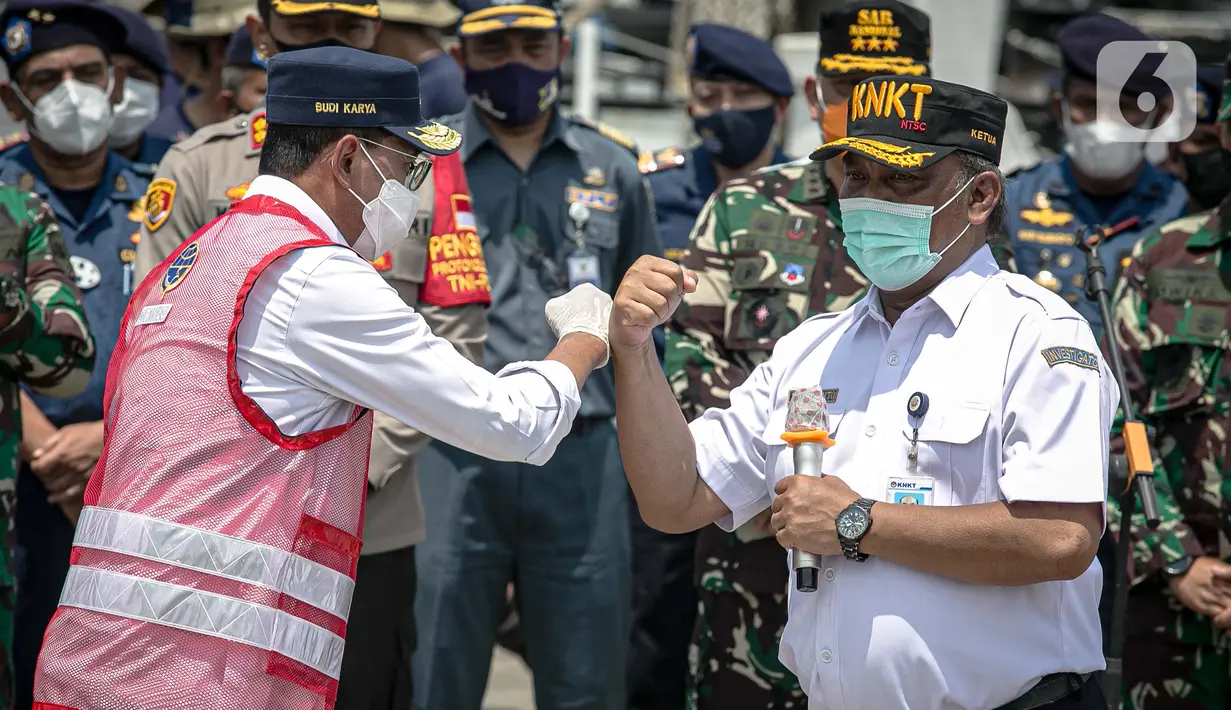 Menteri Perhubungan Budi Karya Sumadi bersalaman dengan Ketua KNKT Soerjanto Tjahjono saat press statement tentang penemuan Cockpit Voice Recorder atau CVR pesawat Sriwijaya Air SJ-182  di kawasan Dermaga JICT 2, Jakarta Utara, Rabu (31/3/2021). (Liputan6.com/Faizal Fanani)
