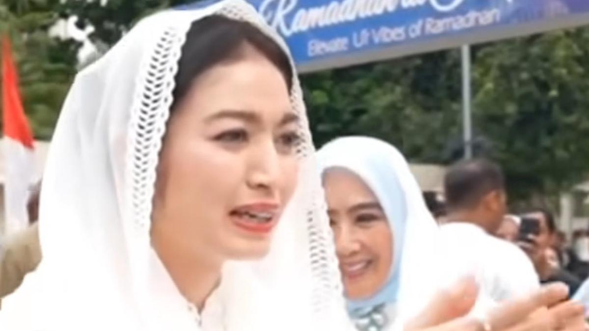 6 Potret Selvi Ananda Kenakan Abaya Lace Dipadu Tudung Putih saat Buka Bersama di Masjid Istiqlal Bersama Istri Menteri Lainnya