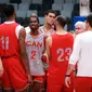 Pebasket Kanada, Shai Gilgeous-Alexander (tengah) melakukan briefing bersama rekan-rekannya saat melakukan latihan menjelang laga Piala Dunia FIBA 2023 melawan Prancis di Indonesia Arena, Senayan, Jakarta, Kamis (24/08/2023). (Bola.com/Bagaskara Lazuardi)