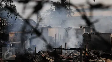 Warga mencoba memadamkan api saat kebakaran di kawasan padat penduduk Bukit Duri, Jakarta, Kamis (24/12). Kebakaran yang menghanguskan sekitar 70 petak rumah itu masih dalam penyelidikan pihak terkait. (Liputan6.com/Helmi Afandi)