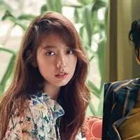 Aktris cantik Park Shin Hye dipastikan akan beradu akting dengan Hyun Bin dalam drama terbaru. Ini merupakan pertama kalinya Park Shin Hye dan Hyun Bin bermain bersama dalam sebuah drama. (Foto: soompi.com)