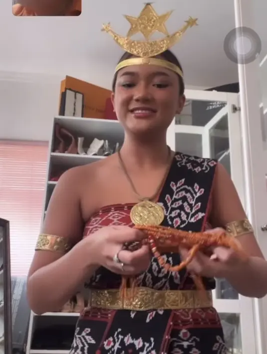 <p>Sebagai pelengkap, ia memakai kalung di leher bernama habas dan gelang di atas lengan.&nbsp;@lalamarionmj</p>